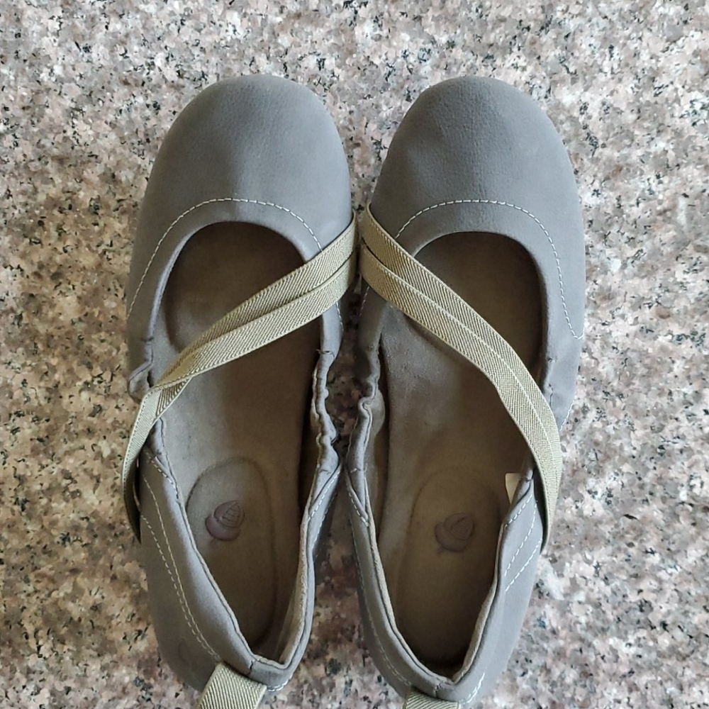 Acorn flats, never worn